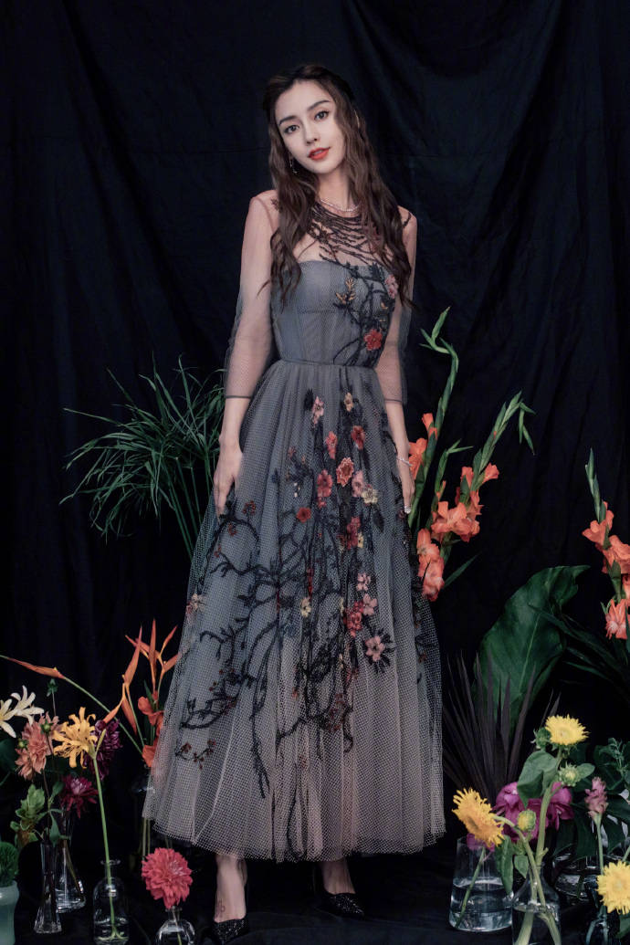 花朵|Angelababy身着柔美薄纱刺绣花朵裙 搭配精致珠宝