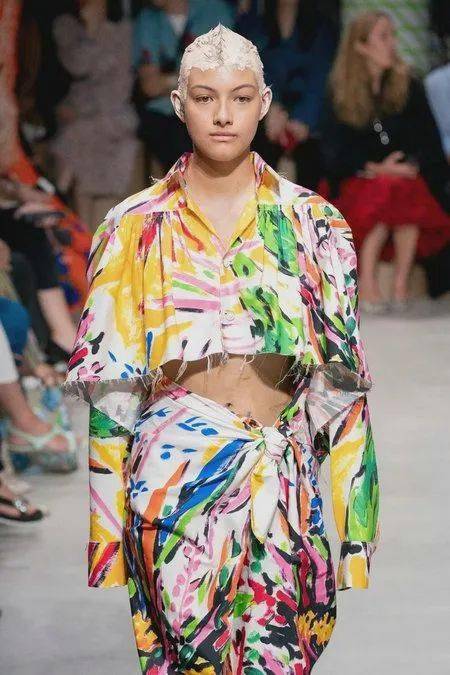 2021服装图案流行趋势,2021流行趋势服装图片 流行趋势预测:2021春夏最关键的8大女装流行趋势 / 2021春夏女装图案