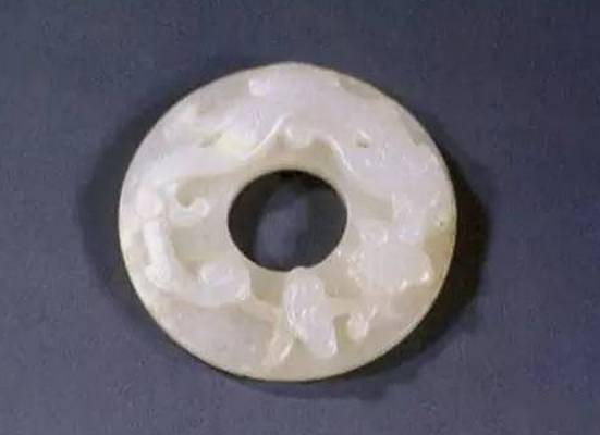 古玉界：中国古代各时期的玉璧风格特征_搜狐网