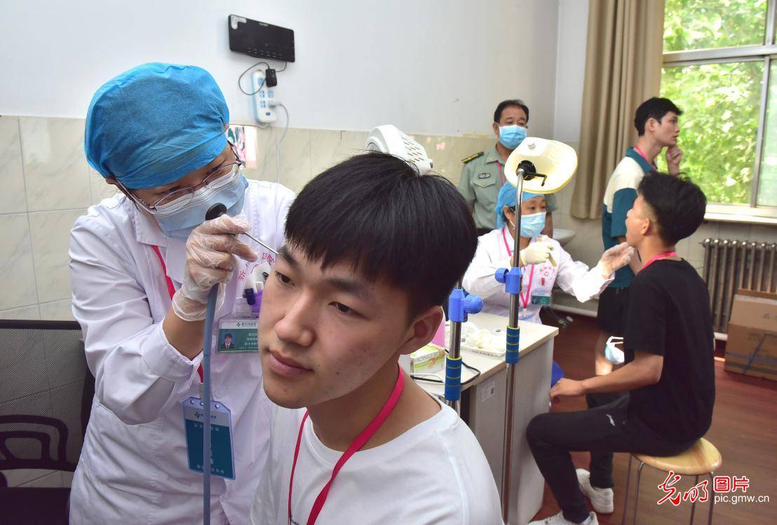 检验|热血青年接受检验 踊跃参军