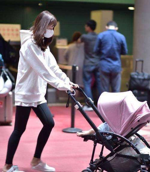 容貌|张子萱生二胎后容貌大变，苹果肌肿胀鼻子像匹诺曹，脸每次都不一样