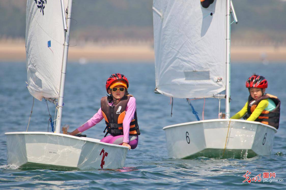 帆船|小学生玩帆船“乘风破浪”度暑假