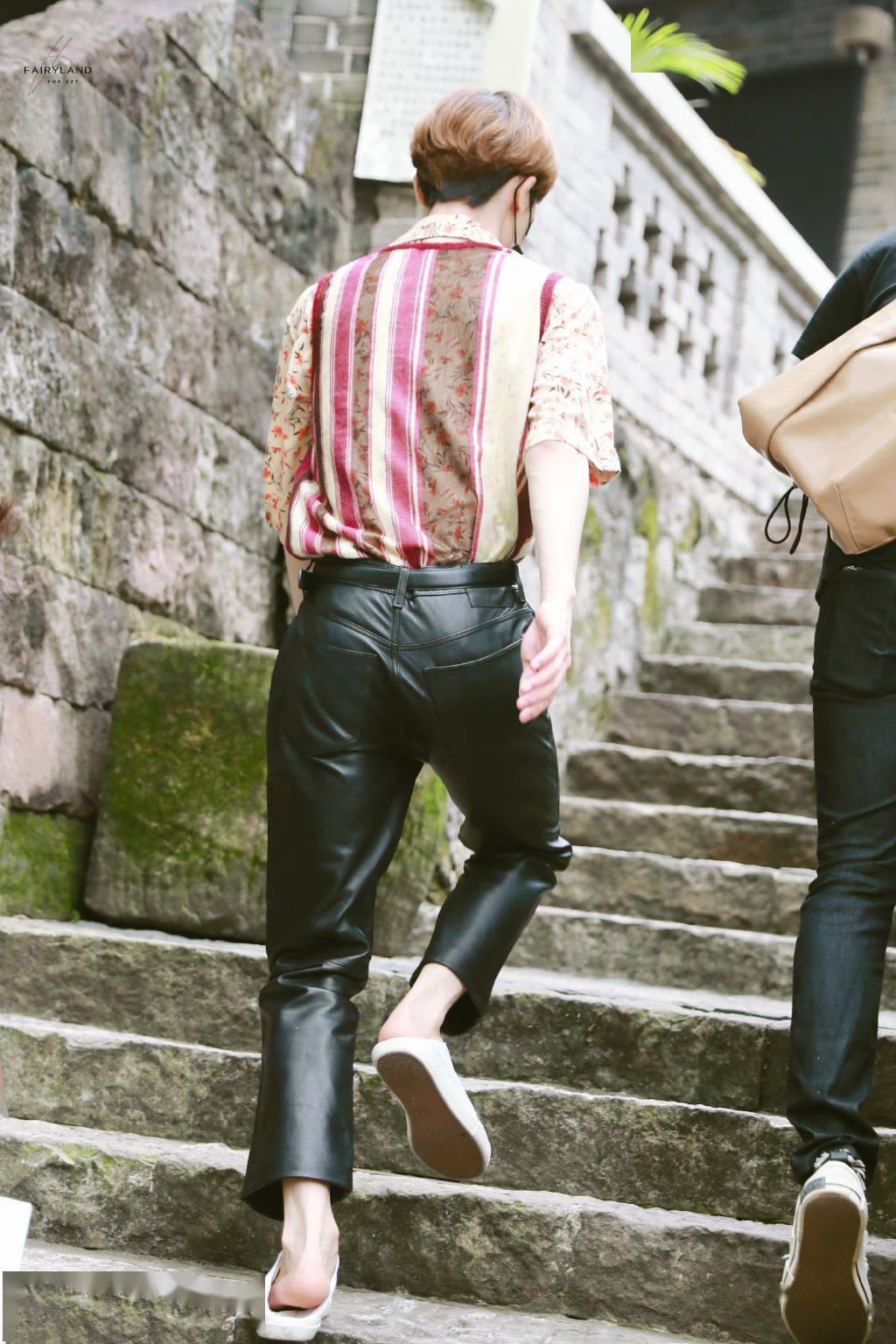 一半优雅一半狂野 朱正廷上班look混搭风演绎画报