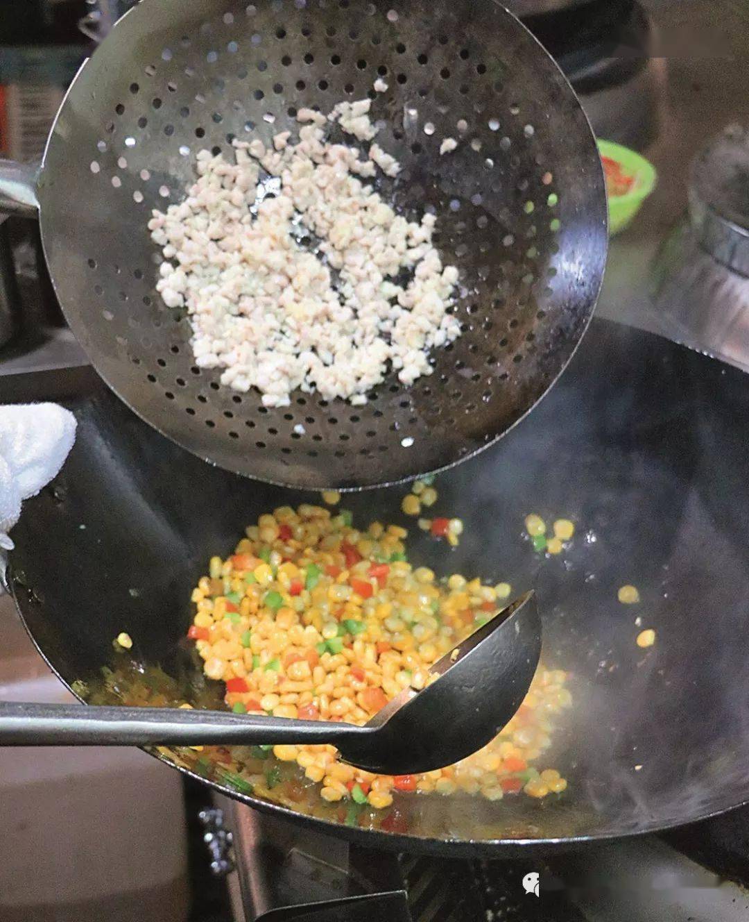 黄亮|褪去粗粮身份,玉米粒成热门食材!7道旺销菜,黄亮诱人!