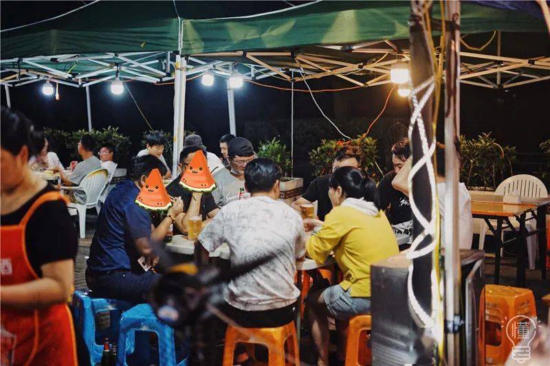 烧烤|才有夏天快乐味道！挤满人的“堕落街”夜排档