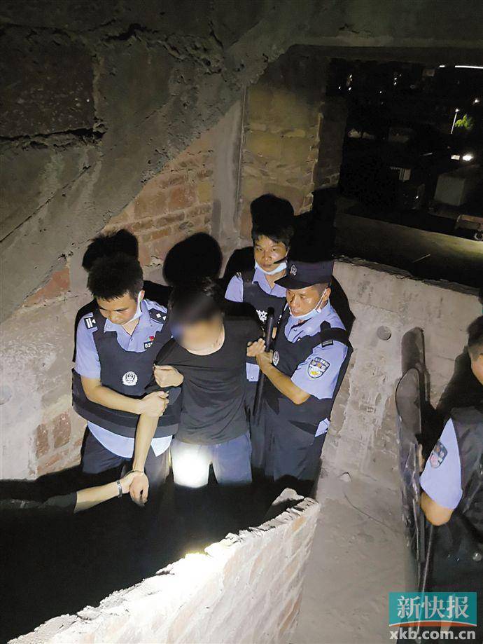 女子|猥琐男商场尾随偷拍女性裙底 被休班民警抓个正着