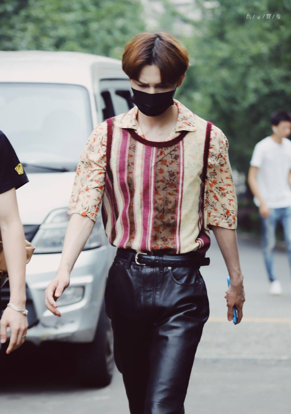 一半优雅一半狂野 朱正廷上班look混搭风演绎画报