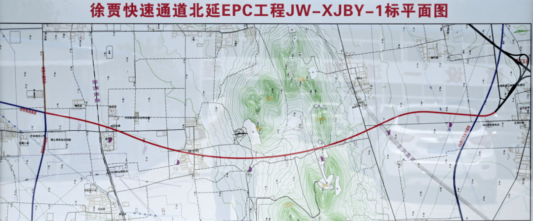 沿线经过的主要城镇为贾汪区的江庄镇,青山泉镇,为四车道一级公路