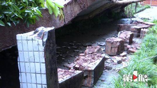 神反应!堡坎突然垮塌 女子弃车就跑逃过一劫