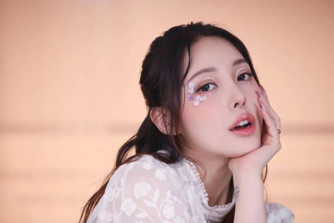 变化|朴信惠最新亮相,妆发变化巨大,再次突破颜值巅峰!