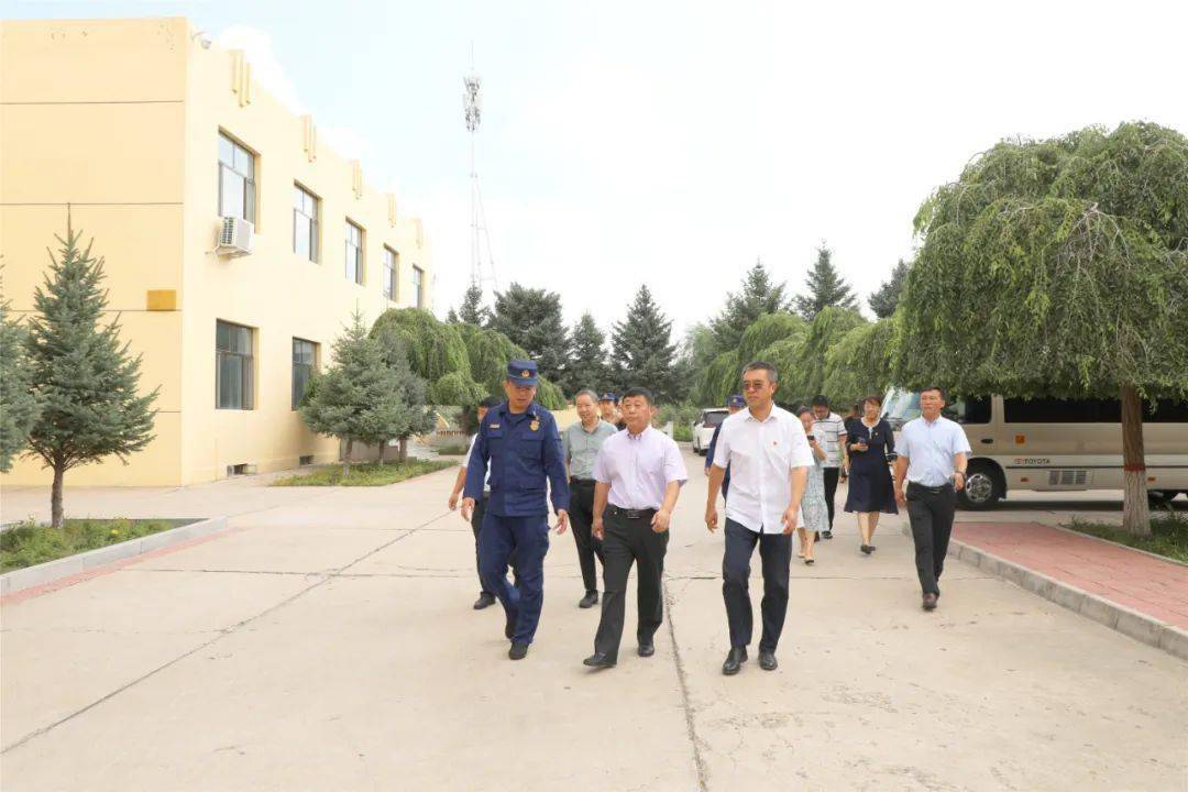 李世海一行走访慰问部队官兵_乌兰浩特市