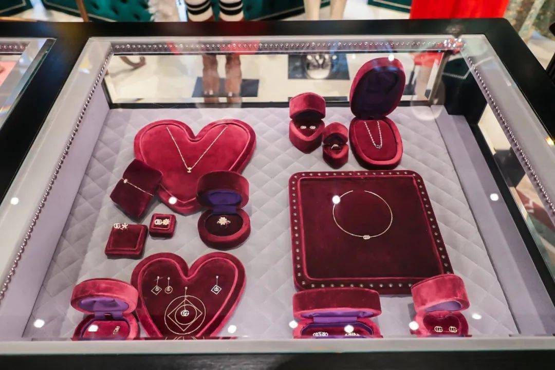 Fendi|七夕预热！Fendi咖啡馆、Dior限时店，大牌打堆来成都过节