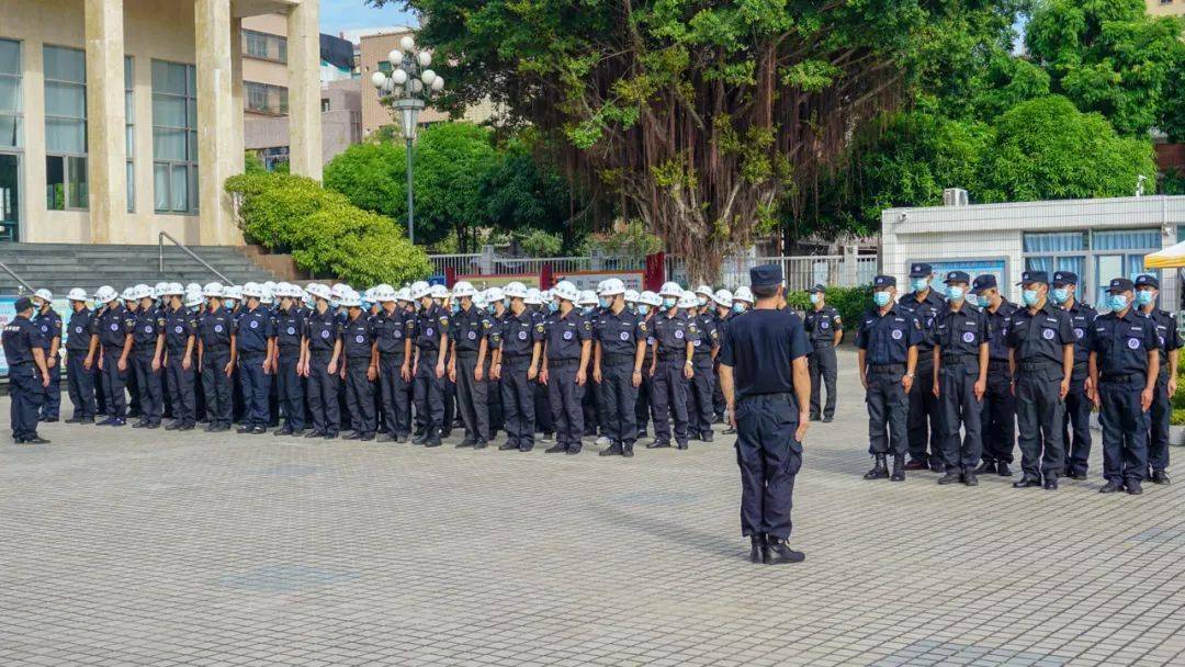 下午102名保安在民生学校集合