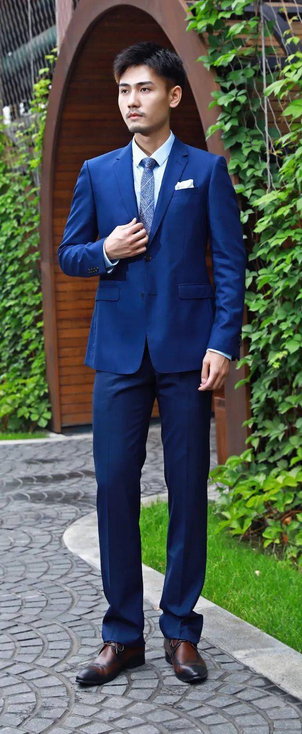 依文|依文“拍了拍”乘风破浪的毕业生，这里有“依”招制胜的秘密