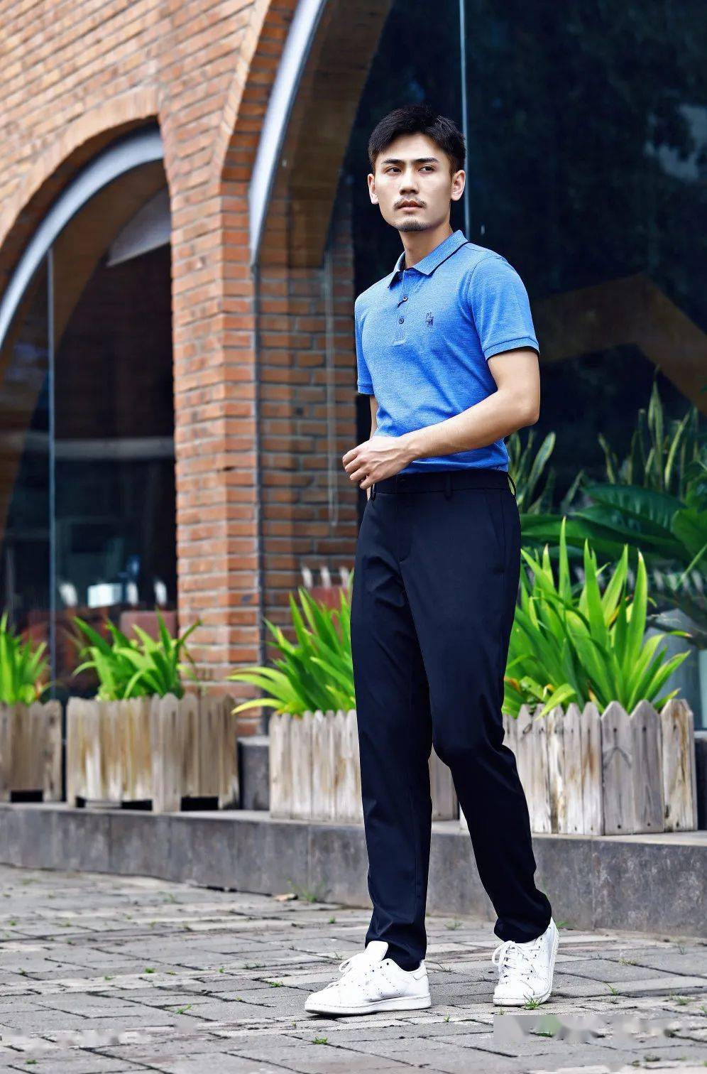 依文|依文“拍了拍”乘风破浪的毕业生，这里有“依”招制胜的秘密