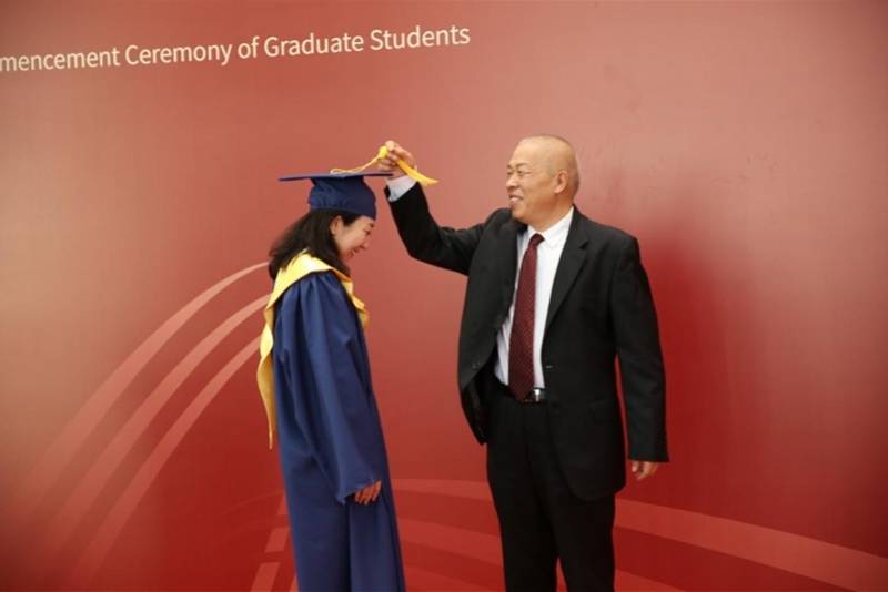 中俄|深北莫硕士研究生毕业典礼上，校长邀未到场学子任意一年参加典礼