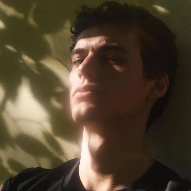 全网|191cm肌肉男模私照火遍全网，1亿网友在线鸡叫喊“老公”，直男都被“掰弯”！？