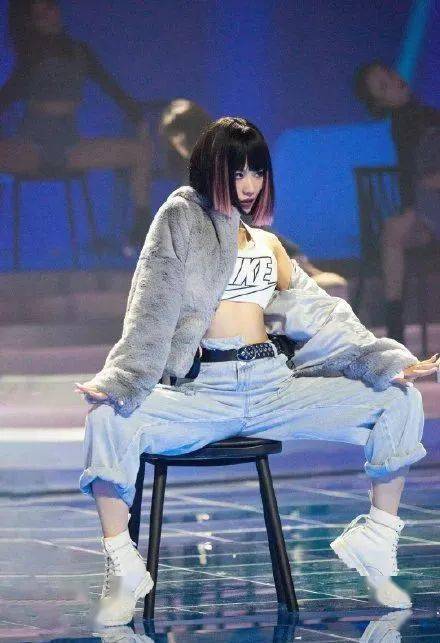 舞台|【乘风破浪】郑希怡粤语rap超正，但佢居然係带伤上阵？王霏霏终于第一！