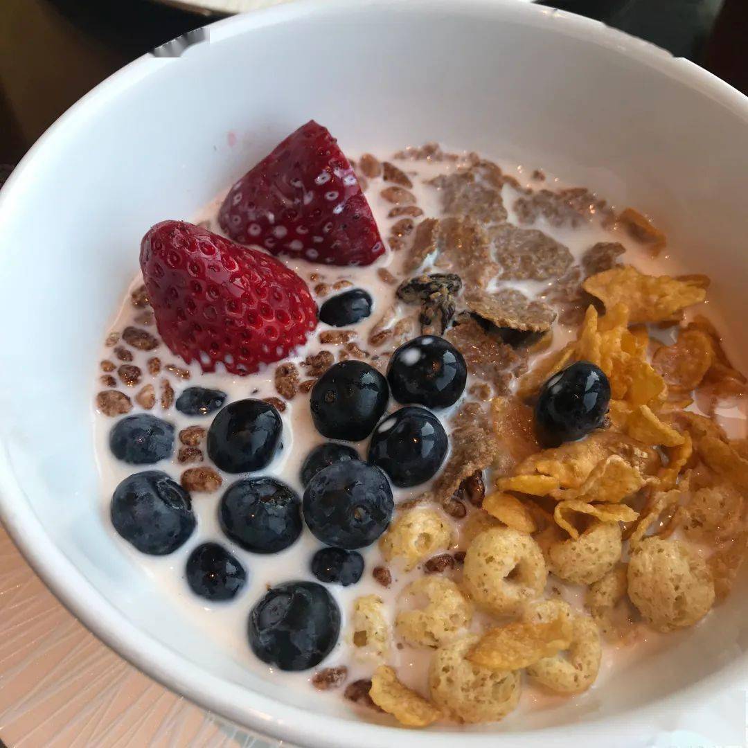 图片|贵妇圈办“品水会”？还是给皮肤好好补补水吧！