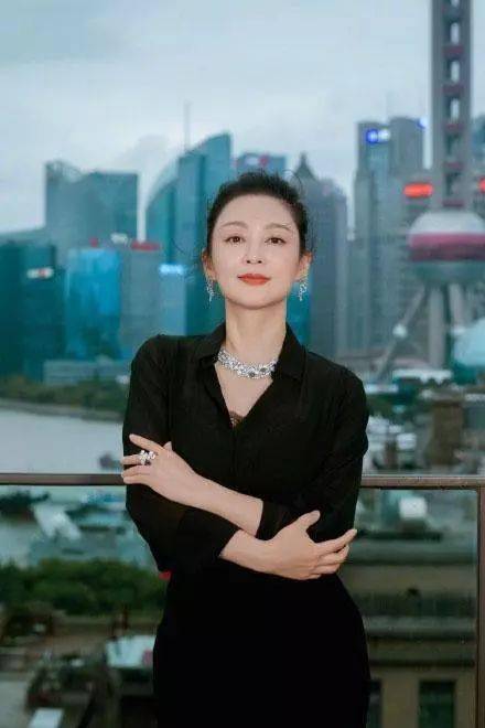 50岁陈红风韵犹存,看她穿旗袍的模样,美得惊艳了时光!