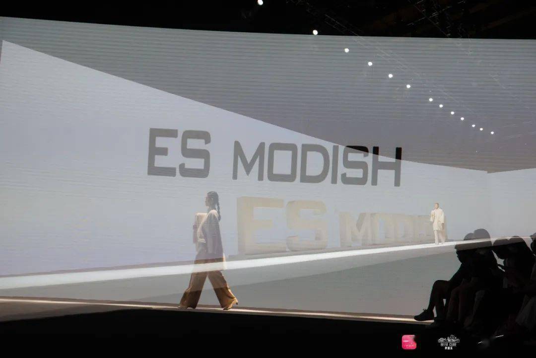 流转|ES MODISH 品牌专场秀 | 一手 · SUN IN SKY国际时尚周(暨SUN IN SKY第七届发布周)