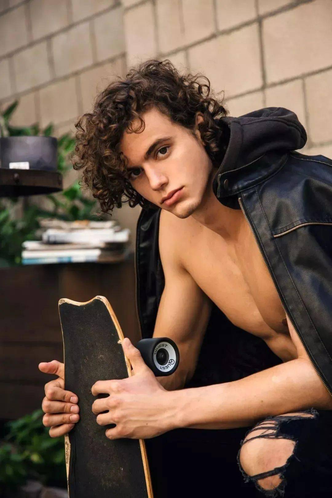 全网|191cm肌肉男模私照火遍全网，1亿网友在线鸡叫喊“老公”，直男都被“掰弯”！？