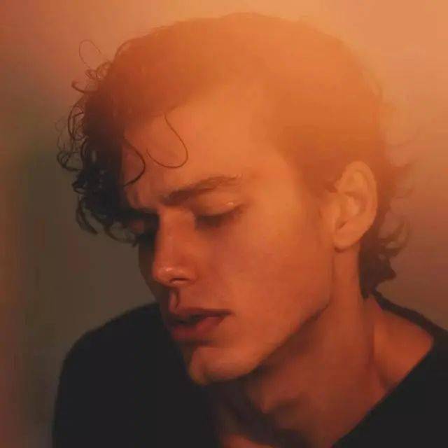 全网|191cm肌肉男模私照火遍全网，1亿网友在线鸡叫喊“老公”，直男都被“掰弯”！？