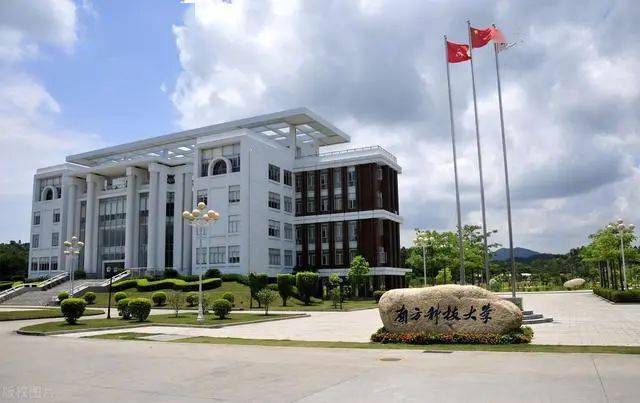 大学|录取分数很高，就业不比211大学差深圳这两所“双非”大学