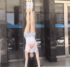 倒立外加一字马,就是这么有技术含量