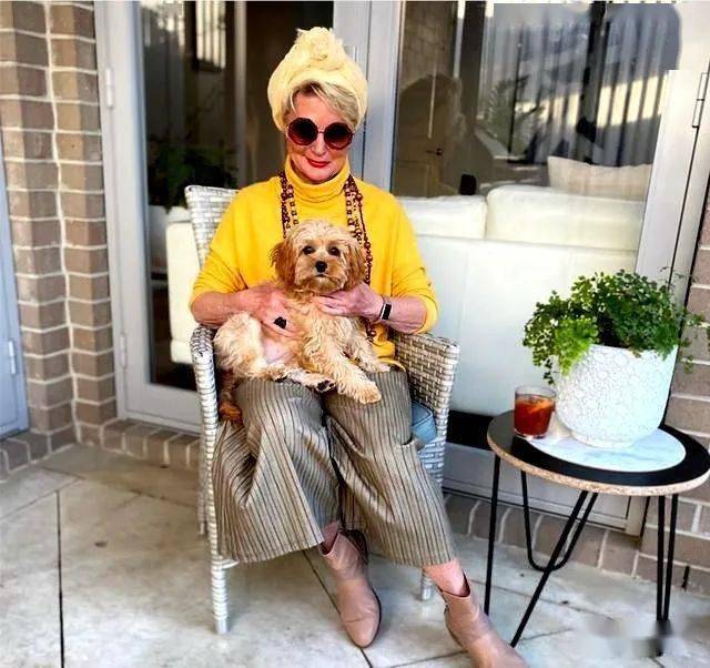 围巾|围巾绑头上是种什么时尚？60多岁老太太教这个居然有四十多万粉丝