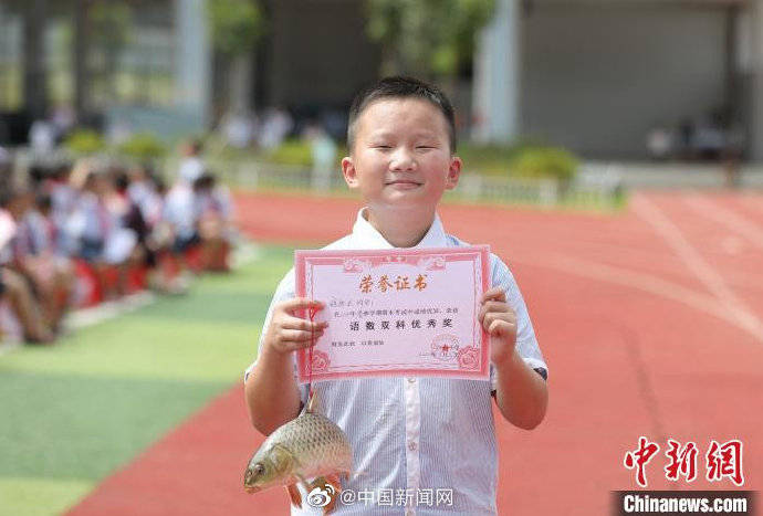 广西|带鱼回家！广西一小学连续期末发鱼奖励学生