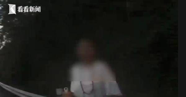 高速公路|女子计划徒步上千公里 却将婴儿车推上高速...