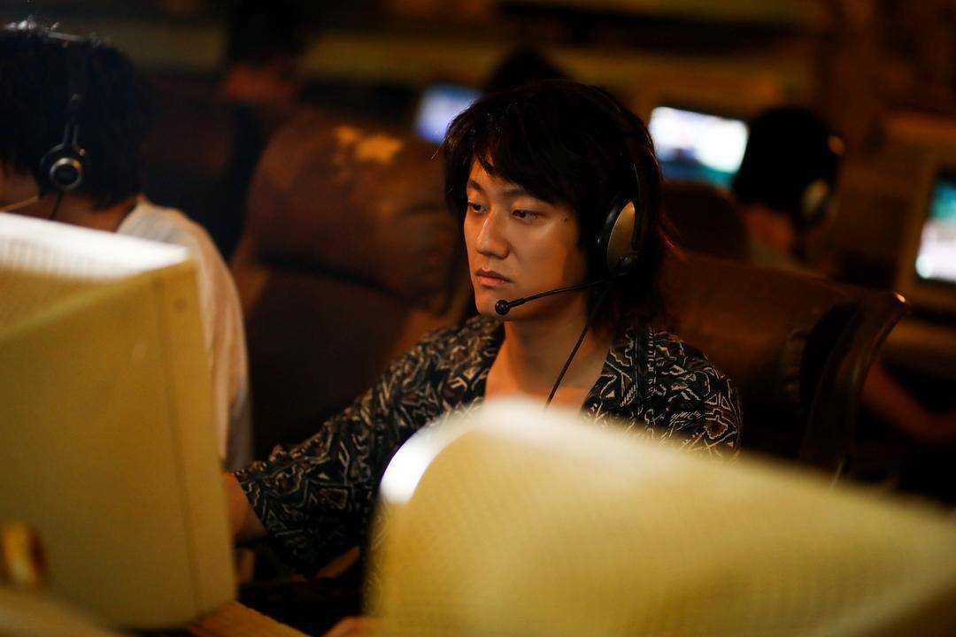 鹿晗刚|《穿越火线》鹿晗刚拍时需提醒抖腿，拍到后面戏外都很肖枫