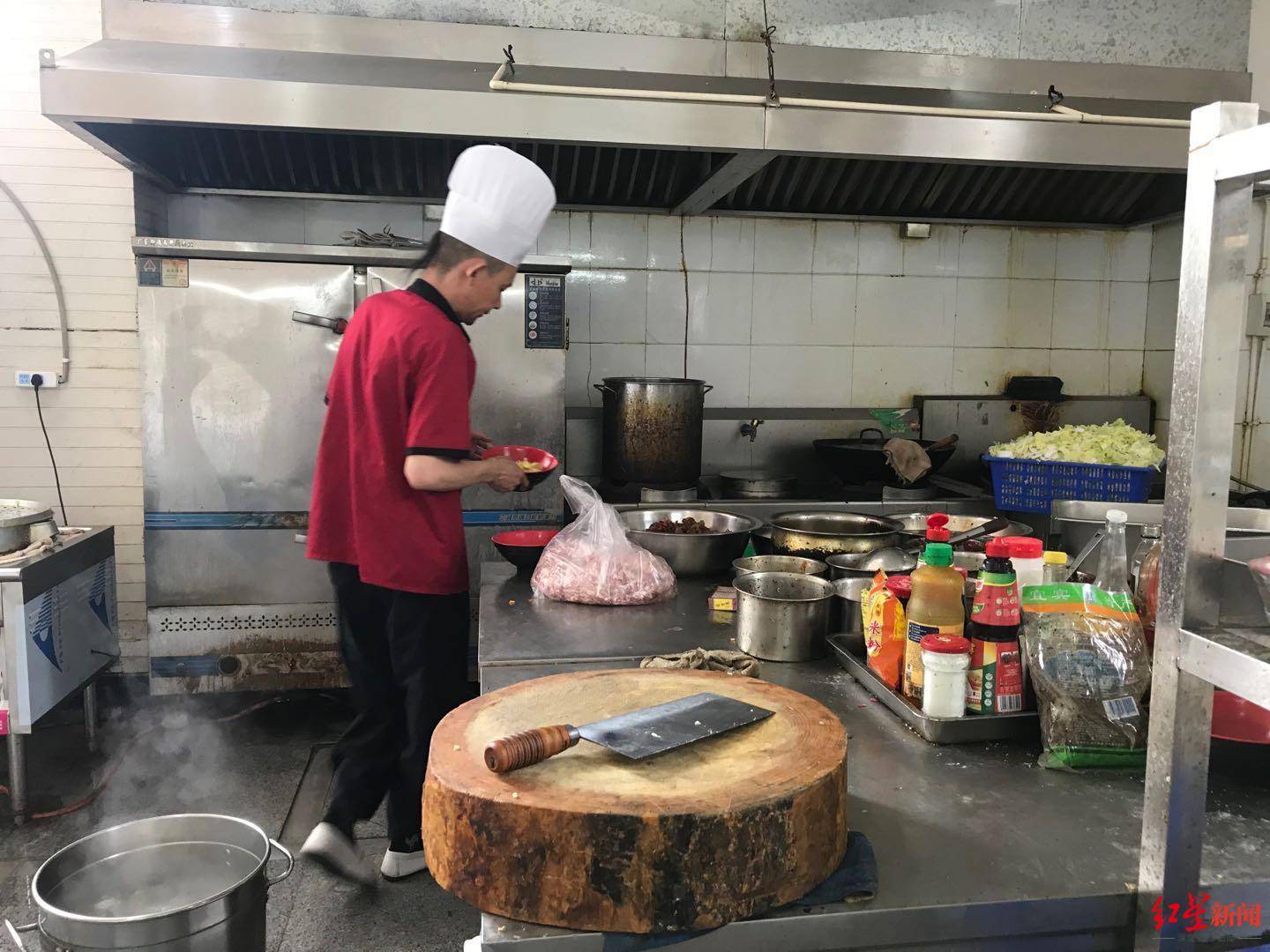 王智|食堂成了他的展厅 德阳一食堂的厨房内藏着一位国画高手