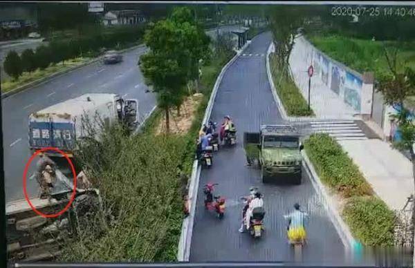 面包车|金华一加油站附近小面包车侧翻，三位“迷彩服”教科书般营救