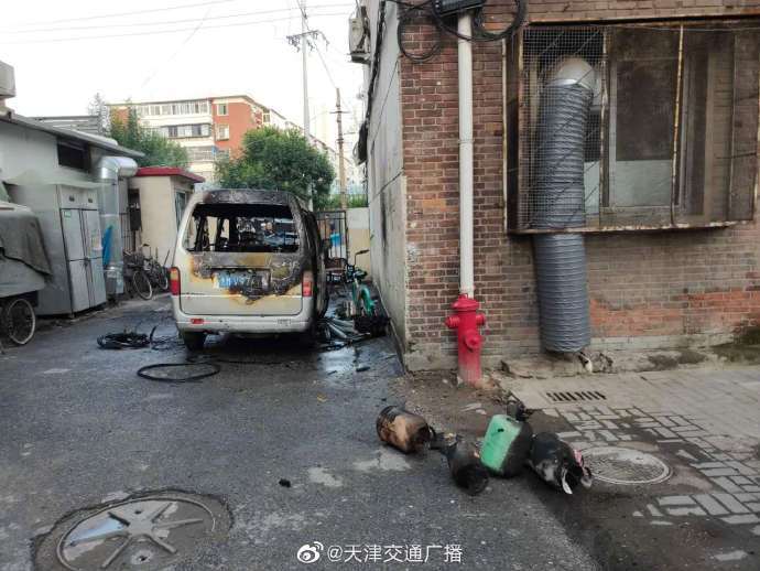 车辆|天津 一面包车起火，车损严重