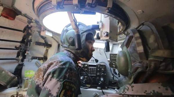 帕丽|飒！开坦克的“花木兰”，男兵连的女主官