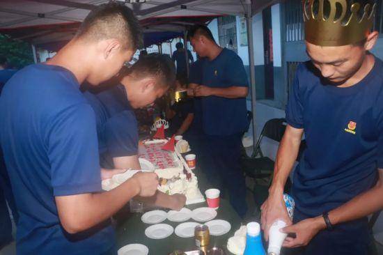 抗洪|一场特殊的生日会 山东增援安徽消防员四人同天庆生