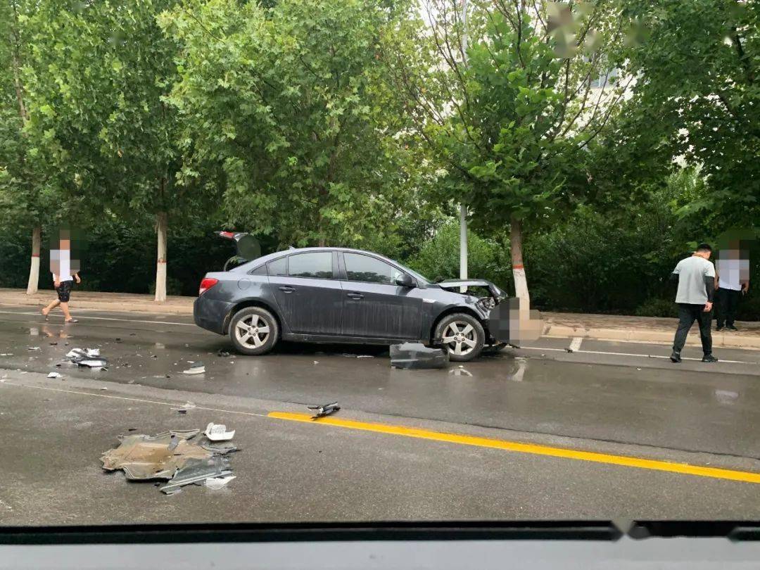 南乐街头两车相撞,状况惨烈,雨天路滑,小心驾驶!_事故