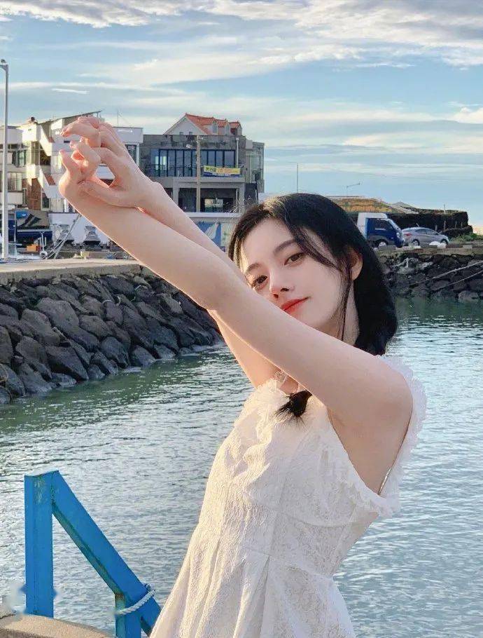 眼影|新趋势的“好感妆”怎么画？Jennie：我来教你！