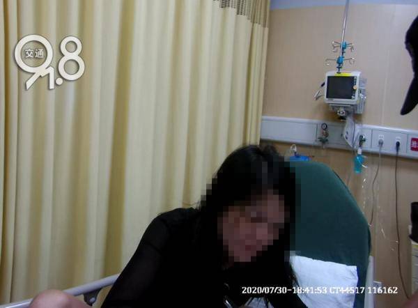 杭州一女子向出警民警说:“对不起,谢谢你”