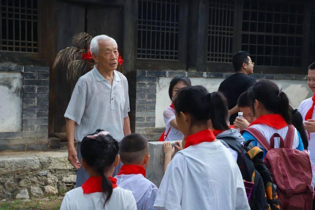 走进王二小故居