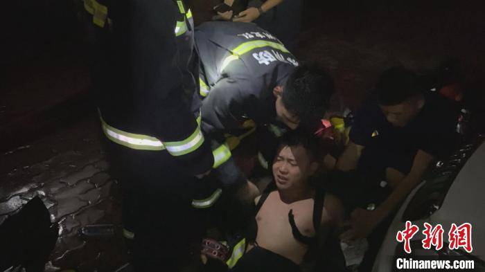 市民|消防员救火热晕倒地 市民为其淋水扇扇子降暑