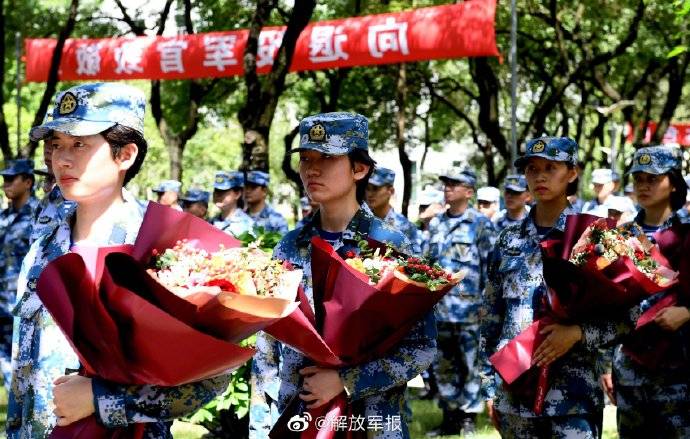 海军|再敬一个军礼！海军28名退役军官告别军旗