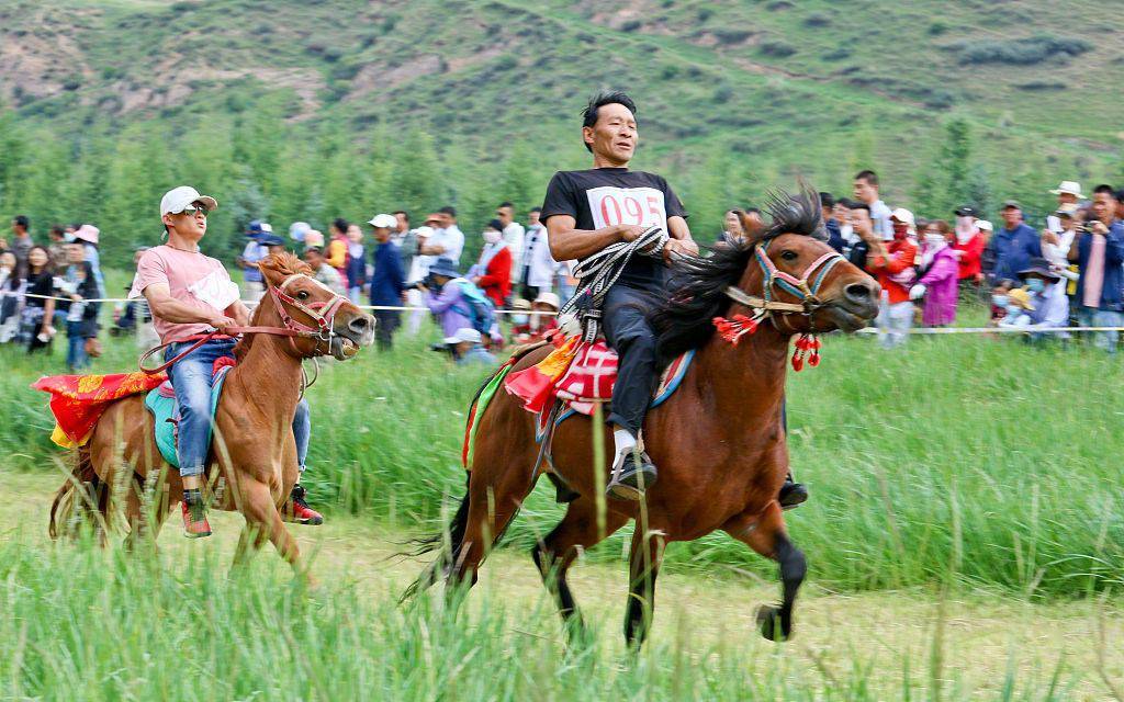 甘肃张掖:祁连山下牧民赛马会助力乡村旅游_马蹄藏族乡