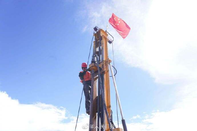 我国|中国成功钻取高原湖泊最长岩芯：获取岩芯长144.79米