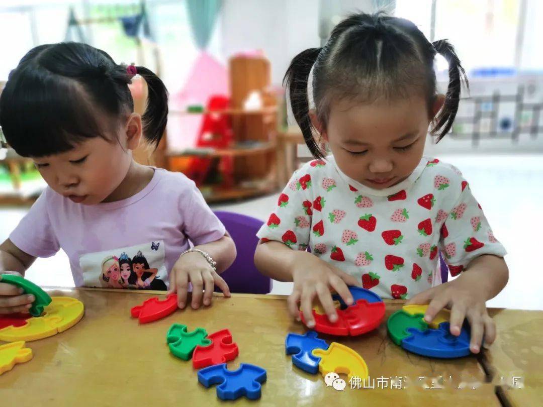 小朋友做游戏的图片 2fa6d4794128411e91a4c2d452ddc973.jpeg