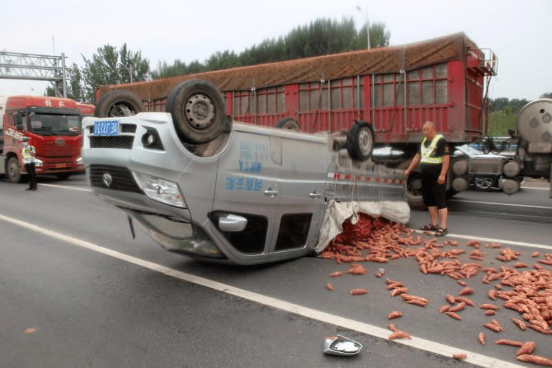 因超载爆胎翻车,装载的3000斤红薯散落在高速公路上