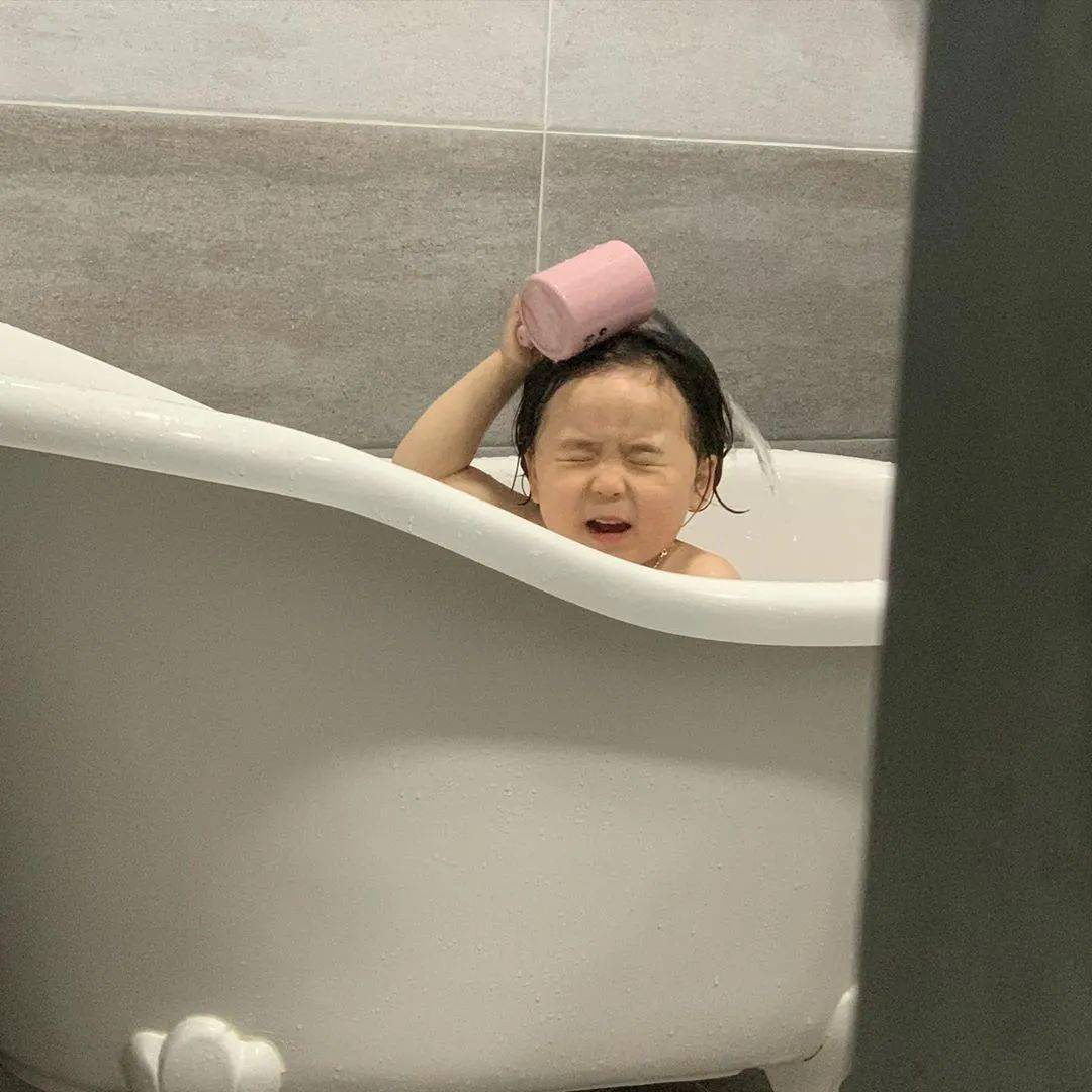 神态|4岁女孩活成“乡镇女老板”,13万网友惊叹:这神态,一般人模仿不来