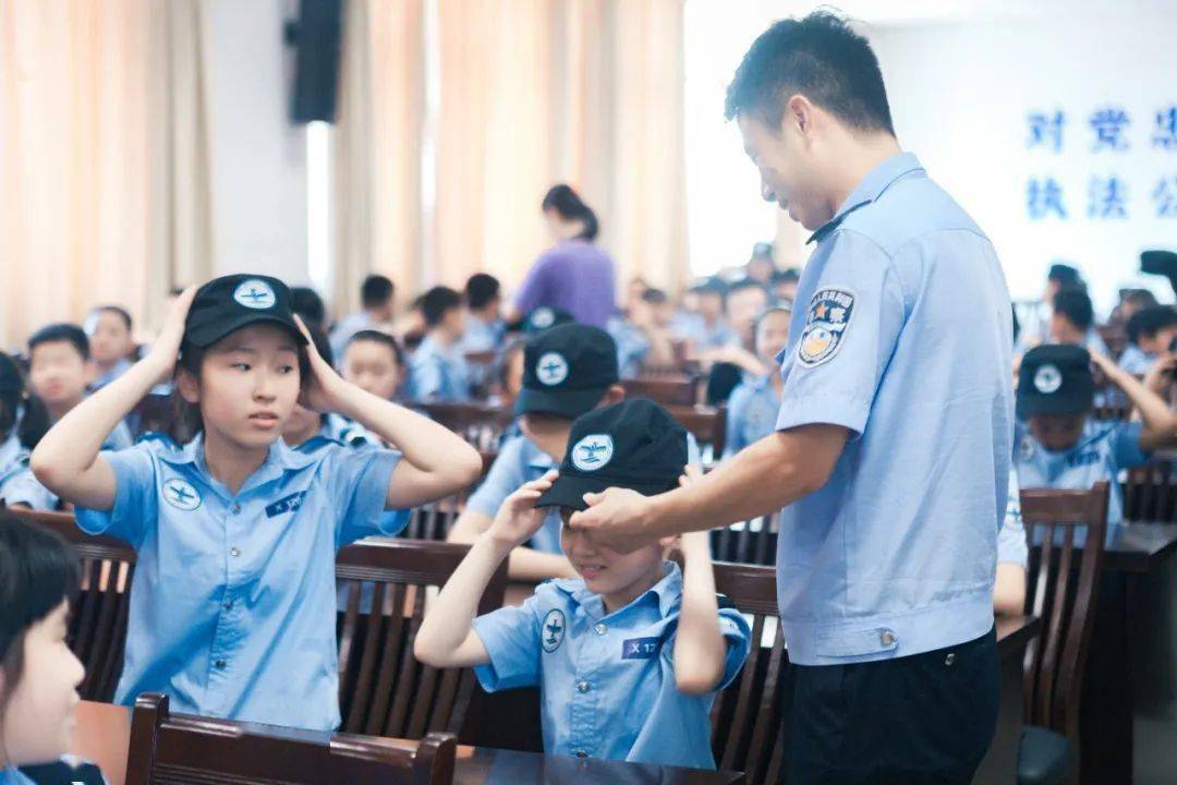 你穿上警服的样子真帅!_少年